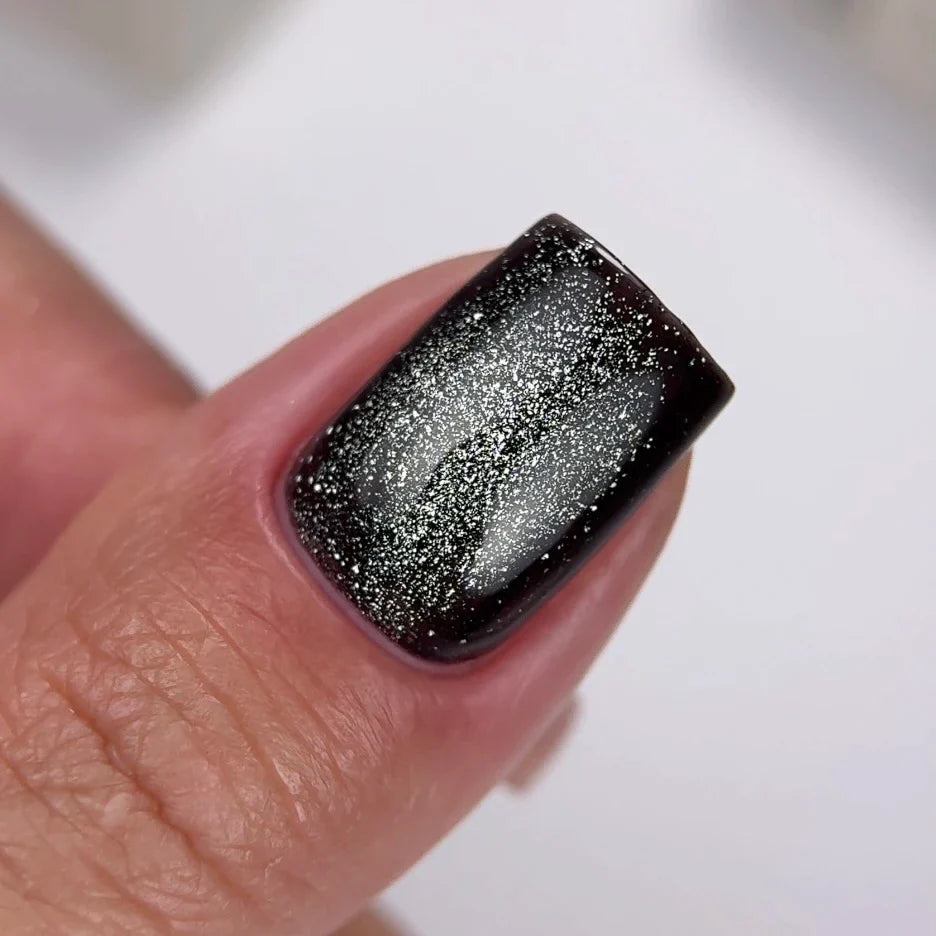 NAILSOFTHEDAY Gel Polish Cat Eye 09 — esmalte semipermanente negro efecto ojo de gato con partículas metálicas finas y un ligero efecto reflectante. Cobertura total en una sola capa. 6 ml.