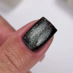 NAILSOFTHEDAY Gel Polish Cat Eye 09 — esmalte semipermanente negro efecto ojo de gato con partículas metálicas finas y un ligero efecto reflectante. Cobertura total en una sola capa. 6 ml.