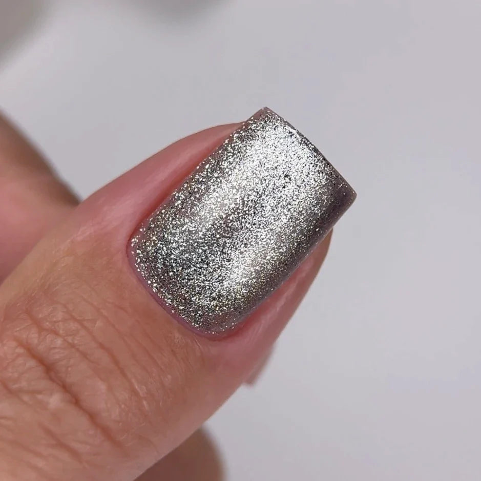 NAILSOFTHEDAY Gel Polish Cat Eye 01 — esmalte semipermanente plateado efecto ojo de gato con partículas metálicas finas y un ligero efecto reflectante. Cobertura total en una sola capa. 6 ml.