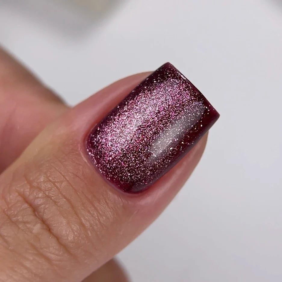 NAILSOFTHEDAY Gel Polish Cat Eye 05 — esmalte semipermanente rosa oscuro efecto ojo de gato con partículas metálicas finas y un ligero efecto reflectante. Cobertura total en una sola capa. 6 ml.