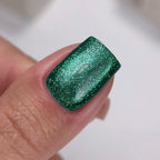 NAILSOFTHEDAY Gel Polish Cat Eye 07 — esmalte semipermanente verde efecto ojo de gato con partículas metálicas finas y un ligero efecto reflectante. Cobertura total en una sola capa. 6 ml.
