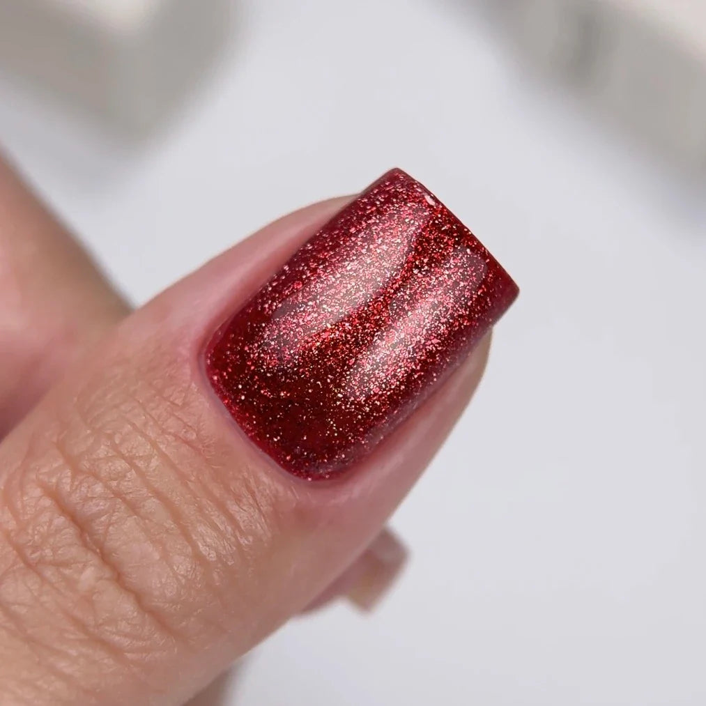 NAILSOFTHEDAY Gel Polish Cat Eye 06 — esmalte semipermanente rojo efecto ojo de gato con partículas metálicas finas y un ligero efecto reflectante. Cobertura total en una sola capa. 6 ml.
