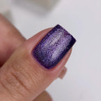NAILSOFTHEDAY Gel Polish Cat Eye 04 — esmalte semipermanente morado oscuro efecto ojo de gato con partículas metálicas finas y un ligero efecto reflectante. Cobertura total en una sola capa. 6 ml.