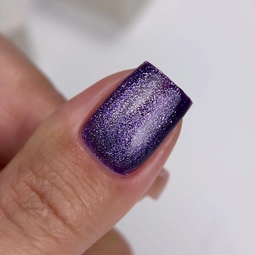 NAILSOFTHEDAY Gel Polish Cat Eye 04 — esmalte semipermanente morado oscuro efecto ojo de gato con partículas metálicas finas y un ligero efecto reflectante. Cobertura total en una sola capa. 6 ml.