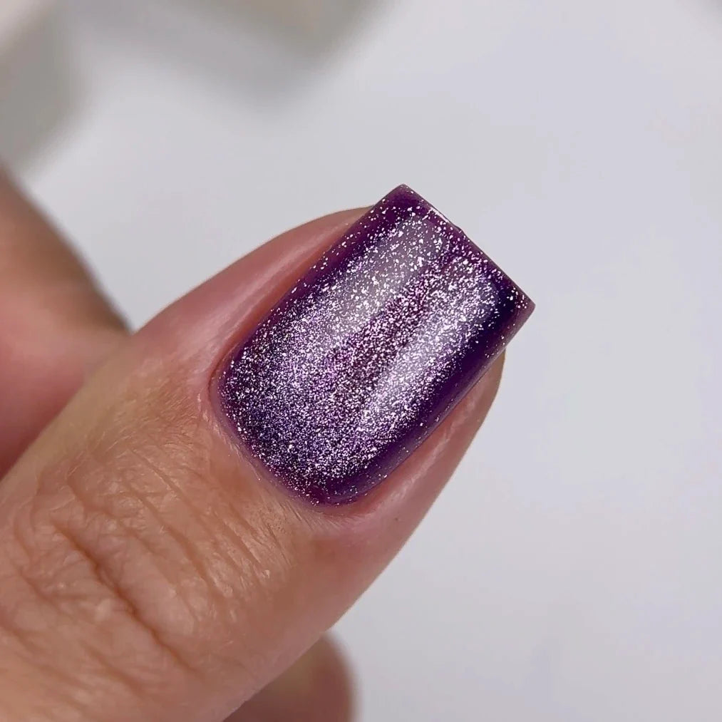 NAILSOFTHEDAY Gel Polish Cat Eye 03 — esmalte semipermanente lila efecto ojo de gato con partículas metálicas finas y un ligero efecto reflectante. Cobertura total en una sola capa. 6 ml.