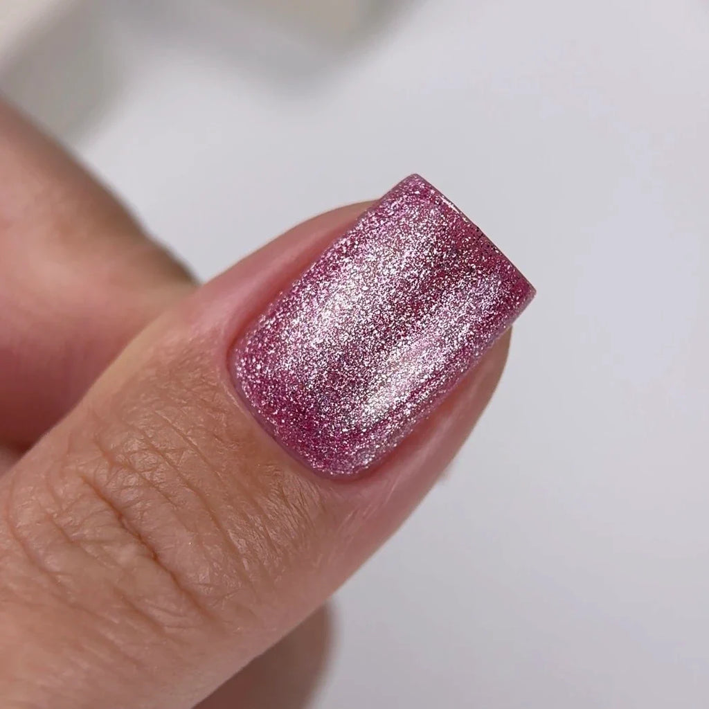 NAILSOFTHEDAY Gel polish Cat Eye 02 — esmalte semipermanente rosa efecto ojo de gato con partículas metálicas finas y un ligero efecto reflectante. Cobertura total en una sola capa. 6 ml.