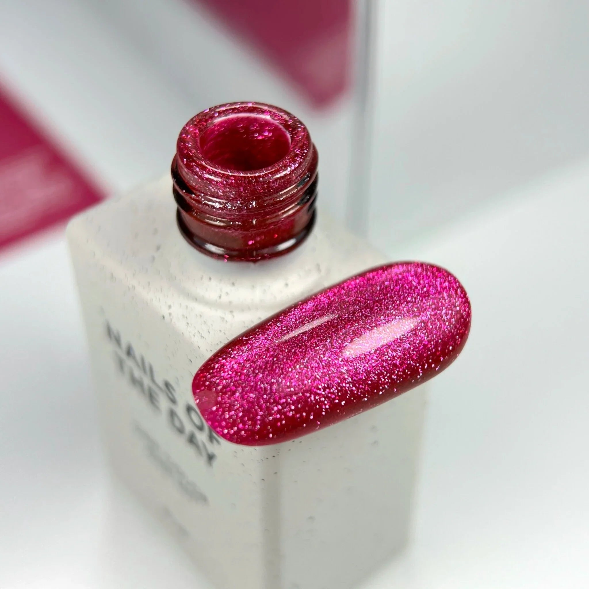 NAILSOFTHEDAY Color del Mes Junio 2025 Cherry Kiss — rosa intenso con efecto ojo de gato, cobertura total en una sola capa, 10 ml