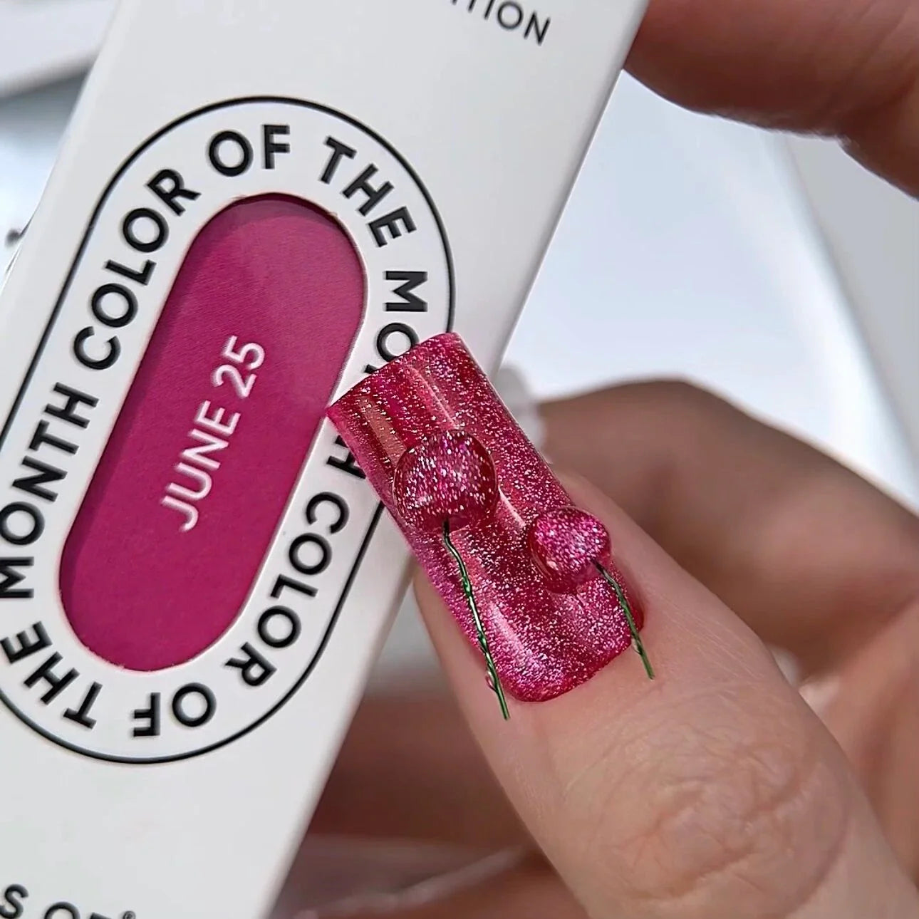 NAILSOFTHEDAY Color del Mes Junio 2025 Cherry Kiss — rosa intenso con efecto ojo de gato, cobertura total en una sola capa, 10 ml