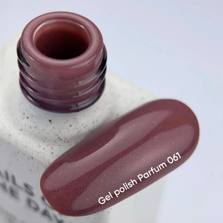 NAILSOFTHEDAY Gel Polish Parfum 061 — esmalte semipermanente en tono empolvado oscuro con shimmer y cobertura en una sola capa, 10 ml