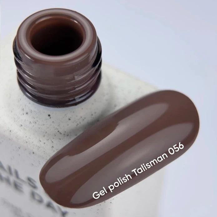 NAILSOFTHEDAY Gel Polish Talisman 056 — esmalte semipermanente marrón empolvado con cobertura en una sola capa, 10 ml