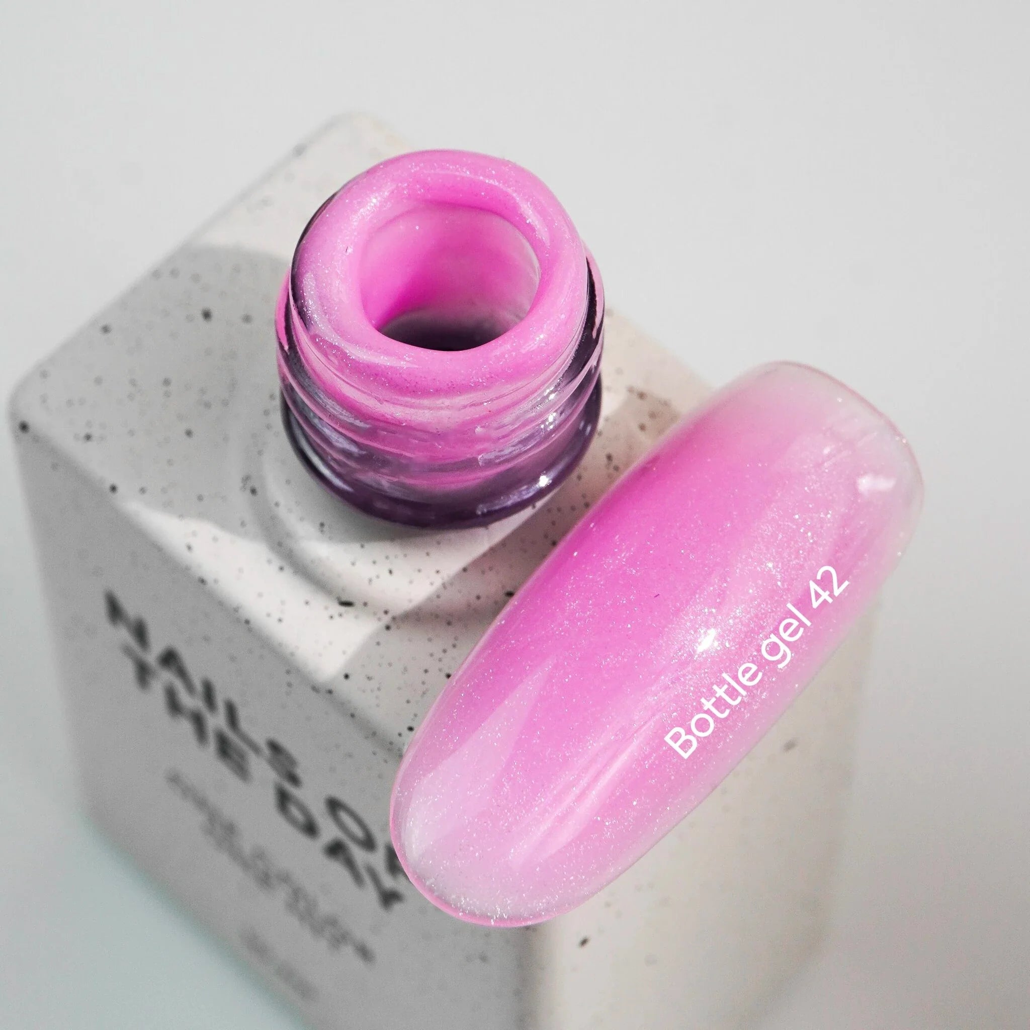NAILSOFTHEDAY Bottle Gel 42 – gel ultraresistente rosa con efecto brillante para el refuerzo de uñas, 10 ml