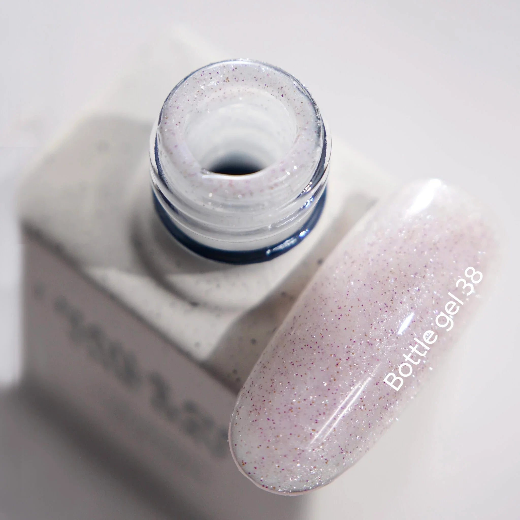 NAILSOFTHEDAY Bottle Gel 38 – gel ultraresistente rosado lechoso con efecto reflectante para el refuerzo de uñas, 10 ml