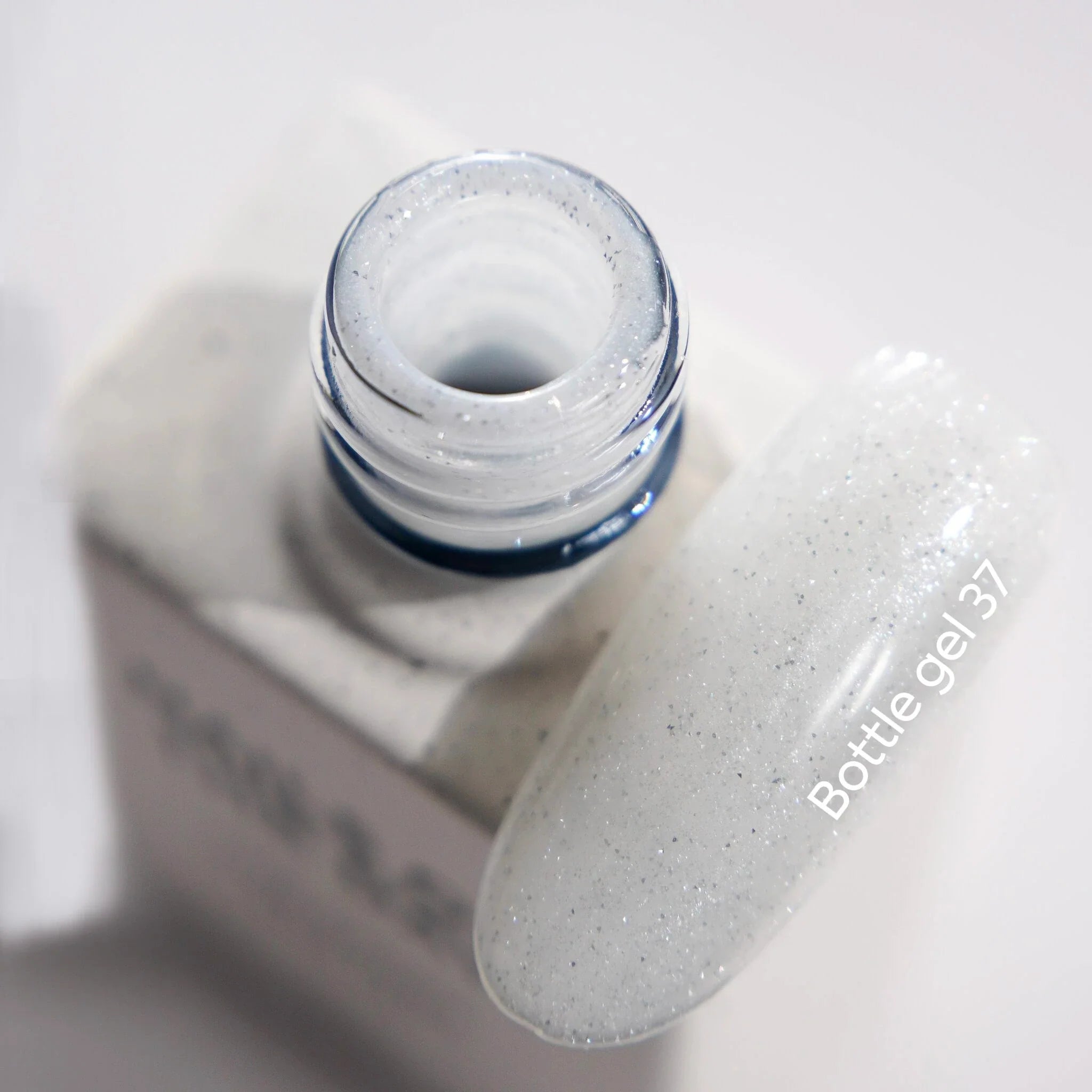 NAILSOFTHEDAY Bottle Gel 37 – gel ultraresistente lechoso con efecto reflectante para el refuerzo de uñas, 10 ml