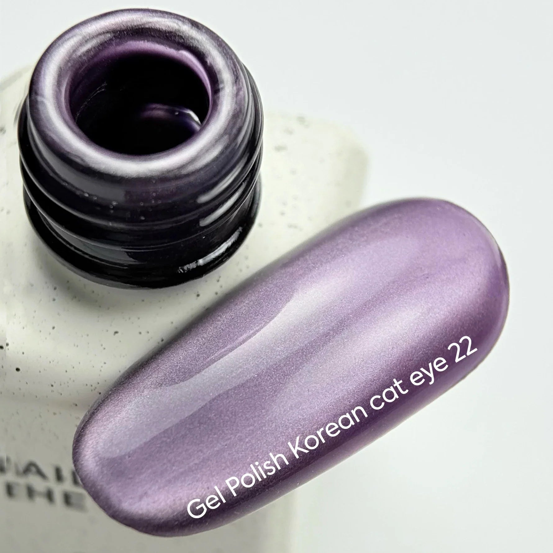 NAILSOFTHEDAY Korean Cat Eye 22 — esmalte en gel efecto ojo de gato en tono lila suave. 6 ml.
