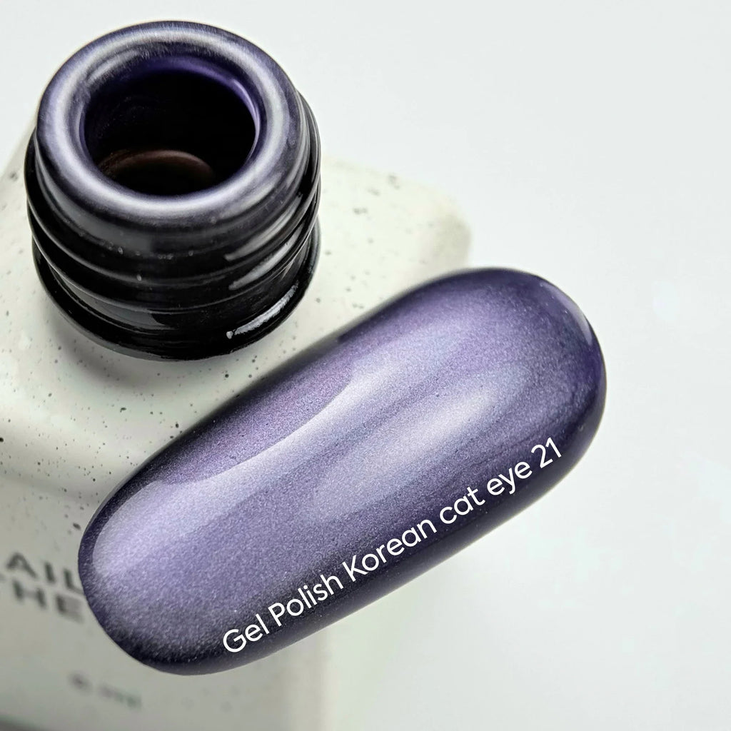 NAILSOFTHEDAY Korean Cat Eye 21 — esmalte en gel efecto ojo de gato en tono ciruela. 6 ml.