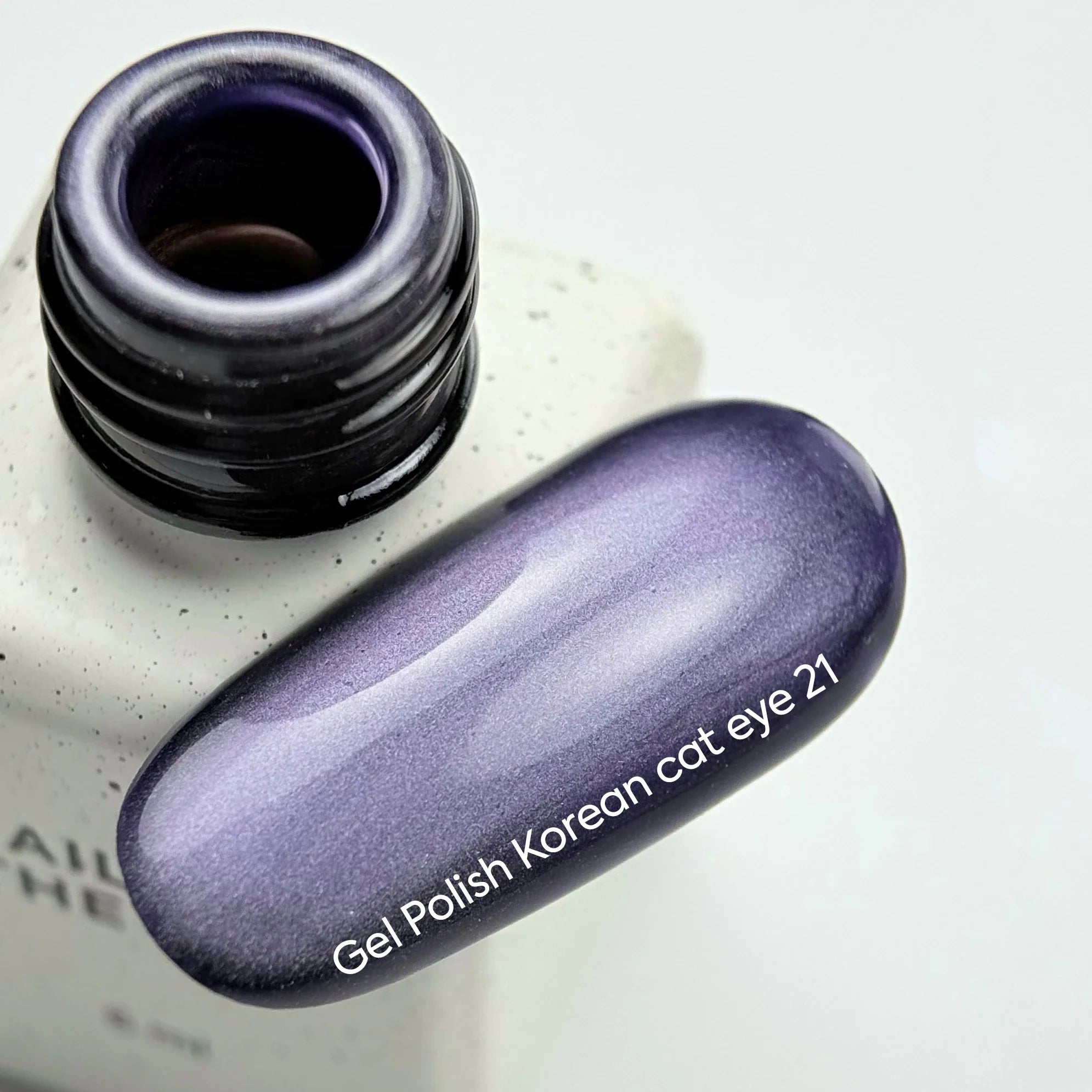 NAILSOFTHEDAY Korean Cat Eye 21 — esmalte en gel efecto ojo de gato en tono ciruela. 6 ml.