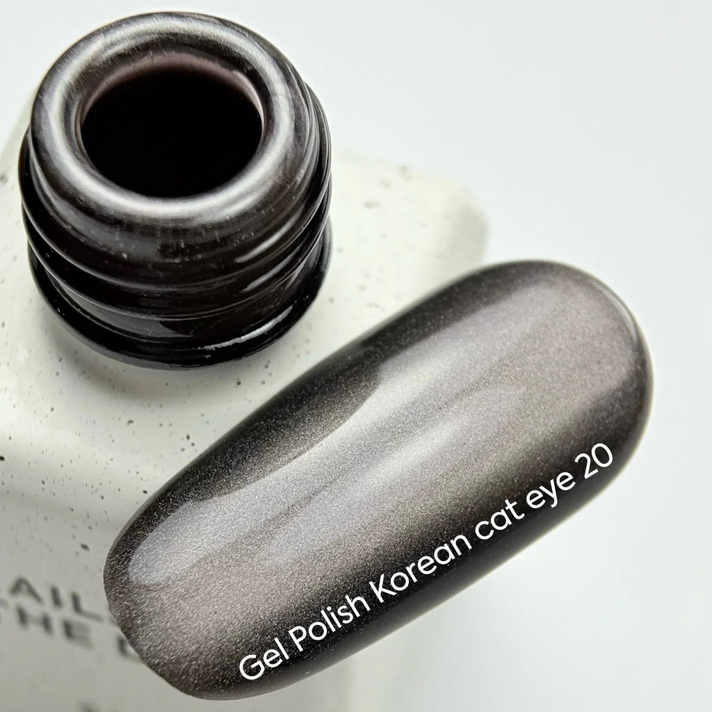NAILSOFTHEDAY Korean Cat Eye 20 — esmalte efecto ojo de gato marrón oscuro frío. 6 ml.