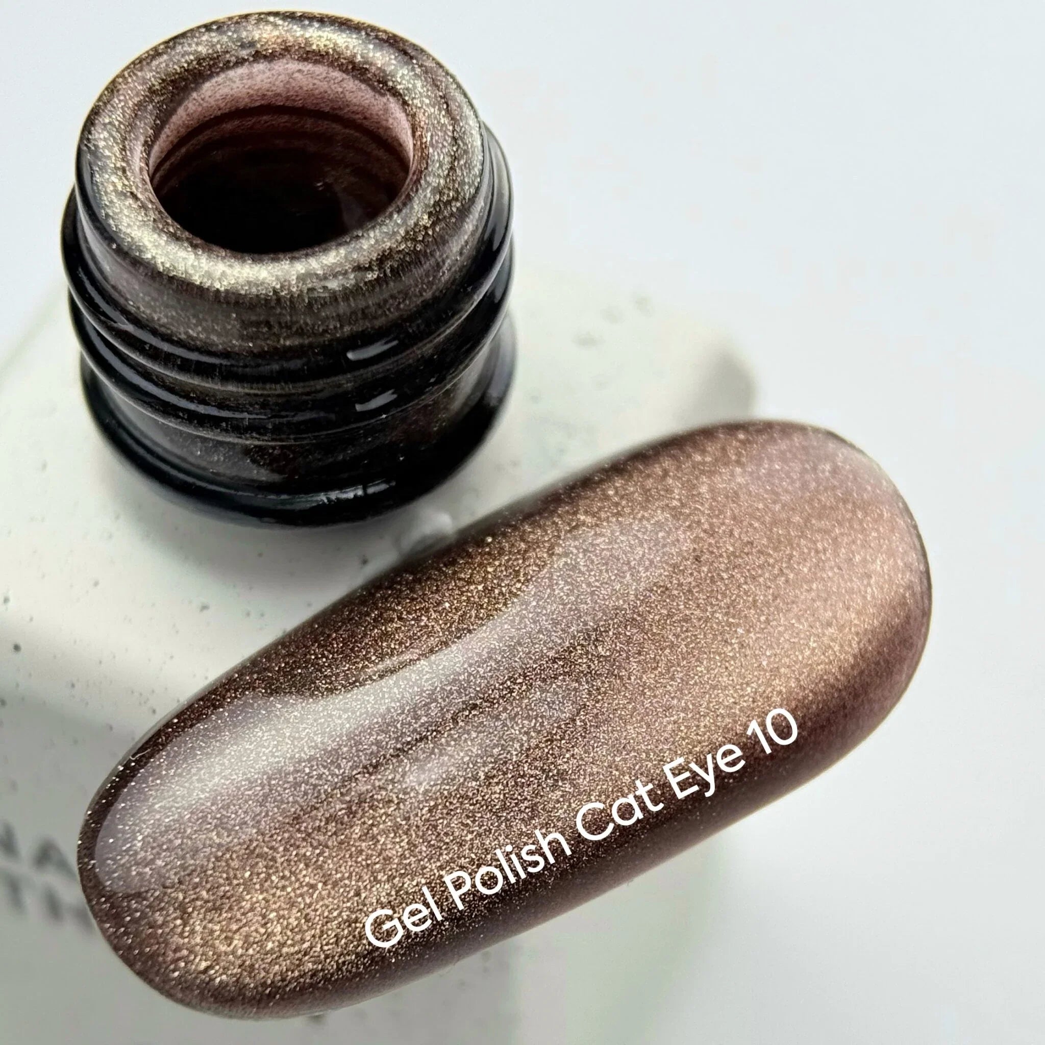 NAILSOFTHEDAY Gel Polish Cat Eye 10 — esmalte  efecto ojo de gato en tono marrón con reflejo dorado, cobertura completa en una sola capa. 6 ml.
