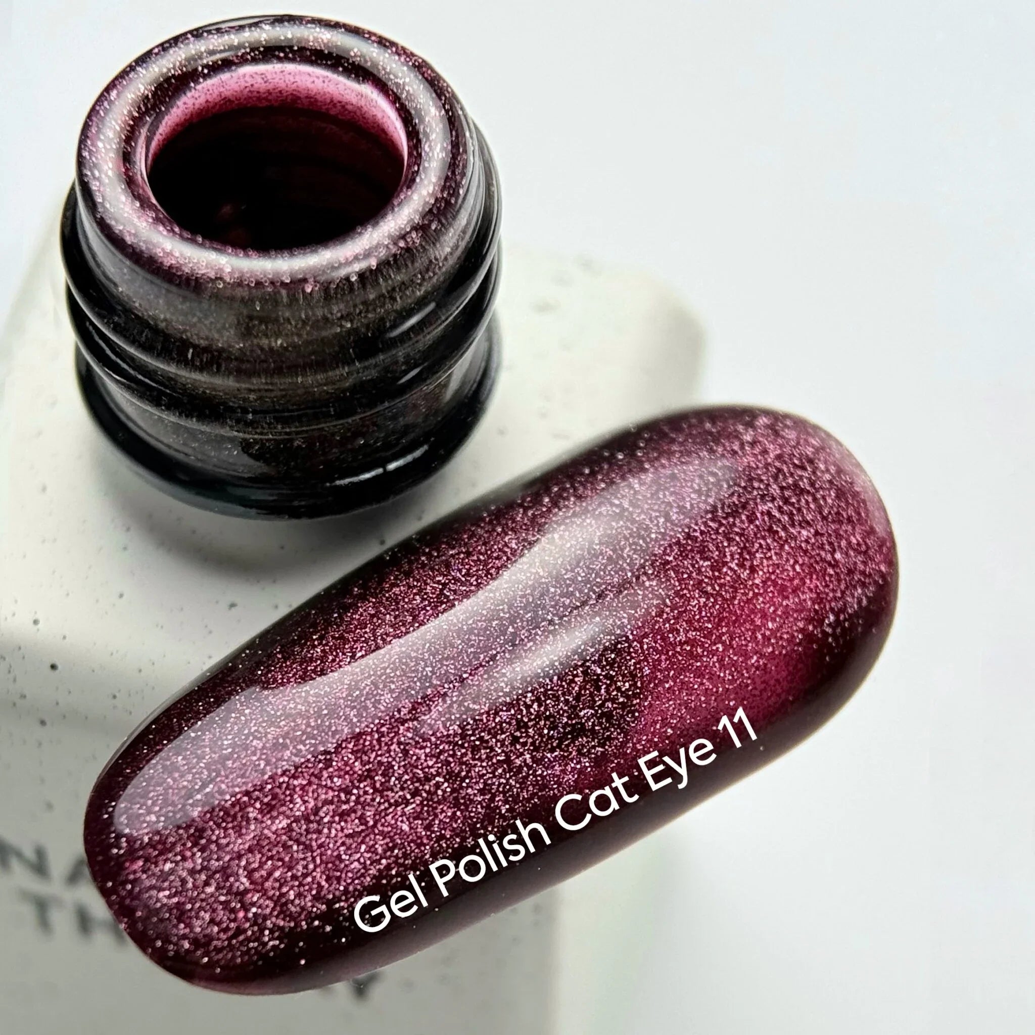 NAILSOFTHEDAY Gel Polish Cat Eye 11 — esmalte efecto ojo de gato en tono frambuesa oscuro, cobertura completa en una sola capa. 6 ml.