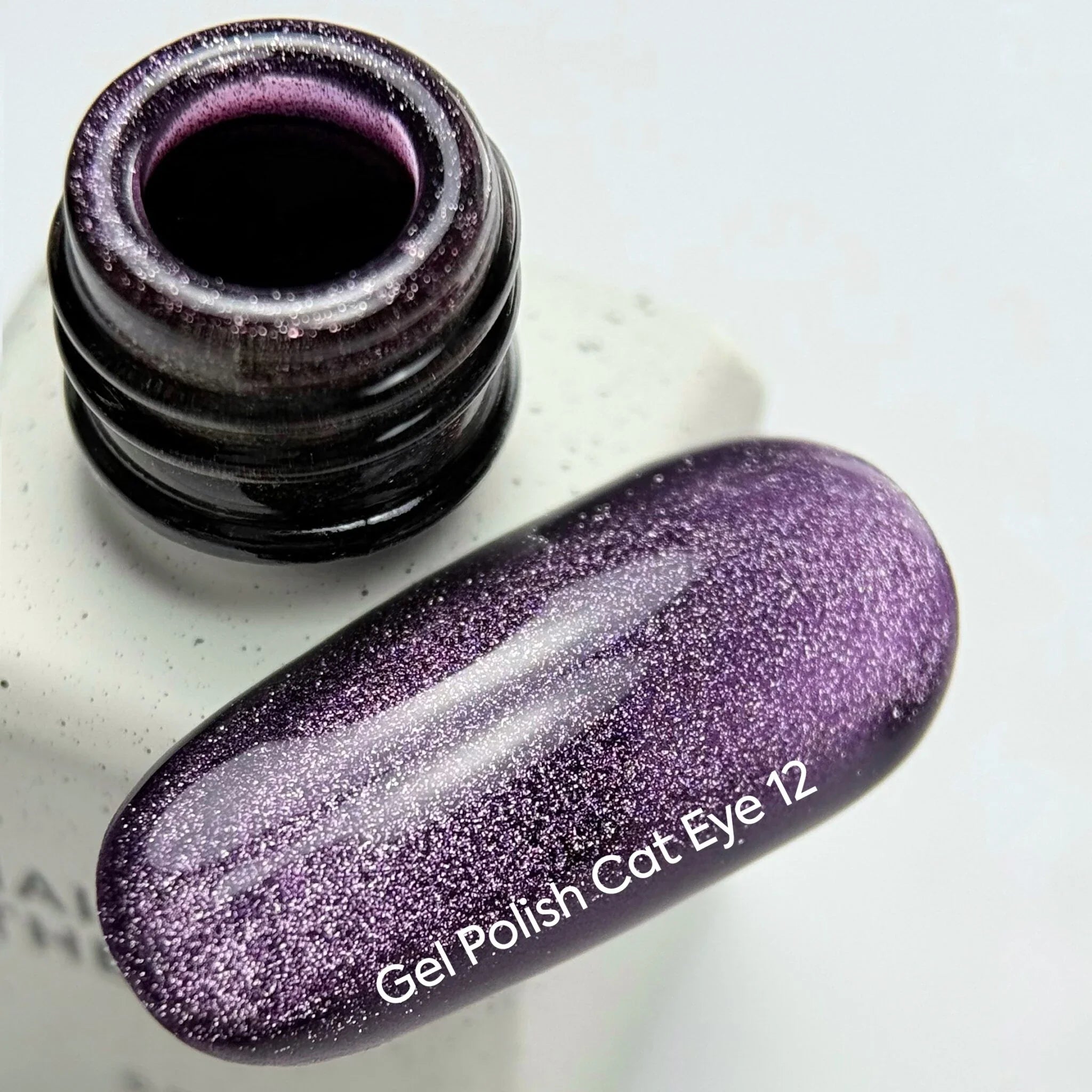 NAILSOFTHEDAY Gel Polish Cat Eye 12 — esmalte  efecto ojo de gato en tono morado, cobertura completa en una sola capa. 6 ml.