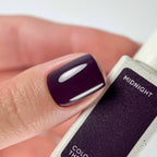 NAILSOFTHEDAY Color del Mes — Enero 2026
Midnight — tono ciruela intenso, cobertura total en una capa, 10 ml