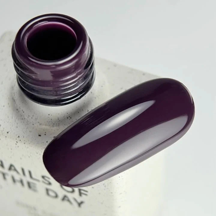 NAILSOFTHEDAY Color del Mes — Enero 2026
Midnight — tono ciruela intenso, cobertura total en una capa, 10 ml