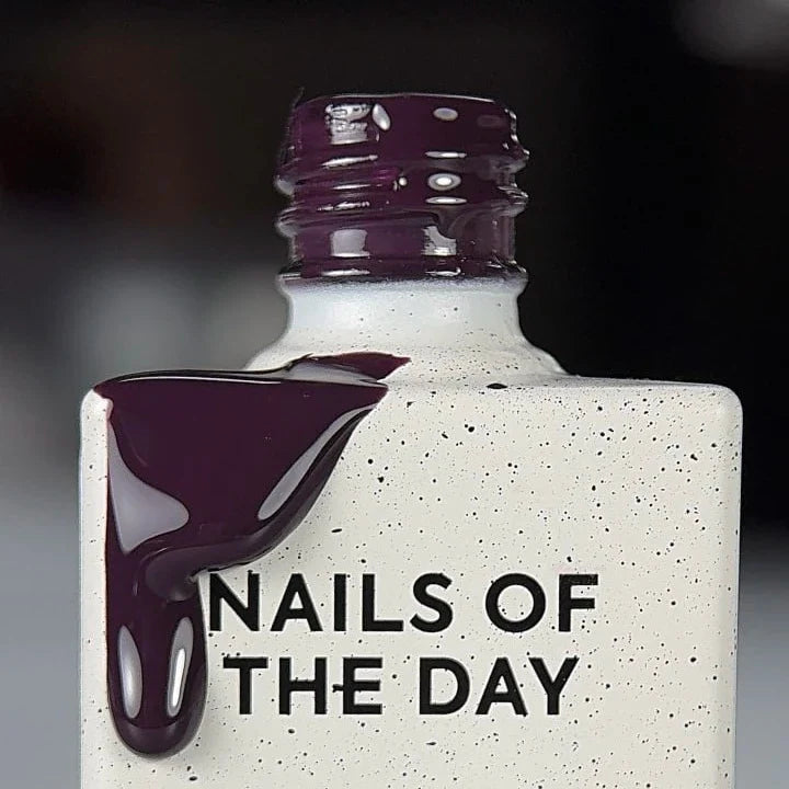 NAILSOFTHEDAY Color del Mes — Enero 2026
Midnight — tono ciruela intenso, cobertura total en una capa, 10 ml