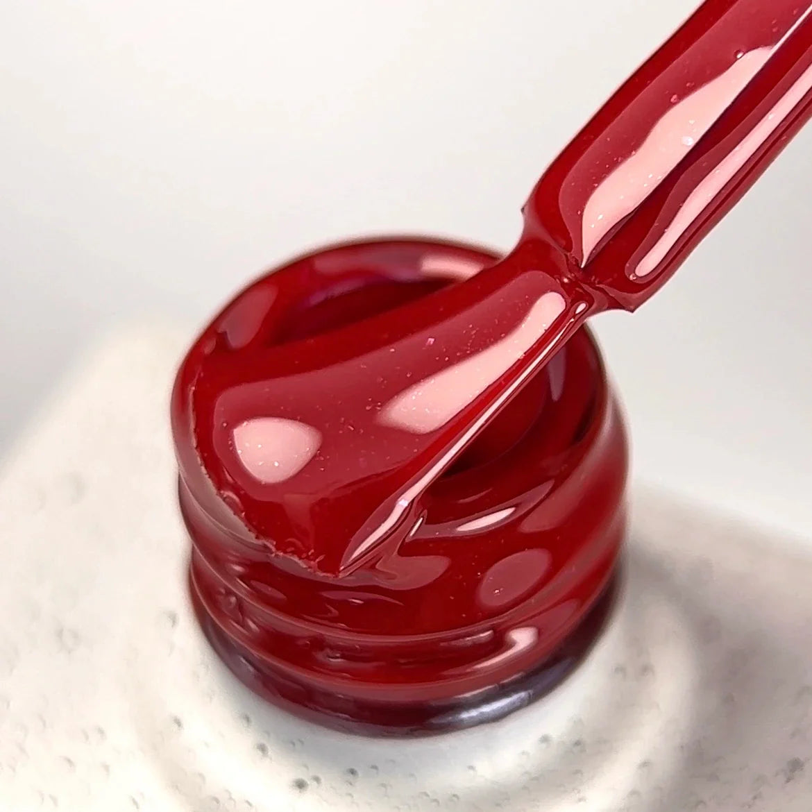 NAILSOFTHEDAY Color del Mes – Agosto 2025
Kalyna – rojo intenso de viburno con destellos rosas finos. Cubre perfectamente en una sola capa. 10 ml.