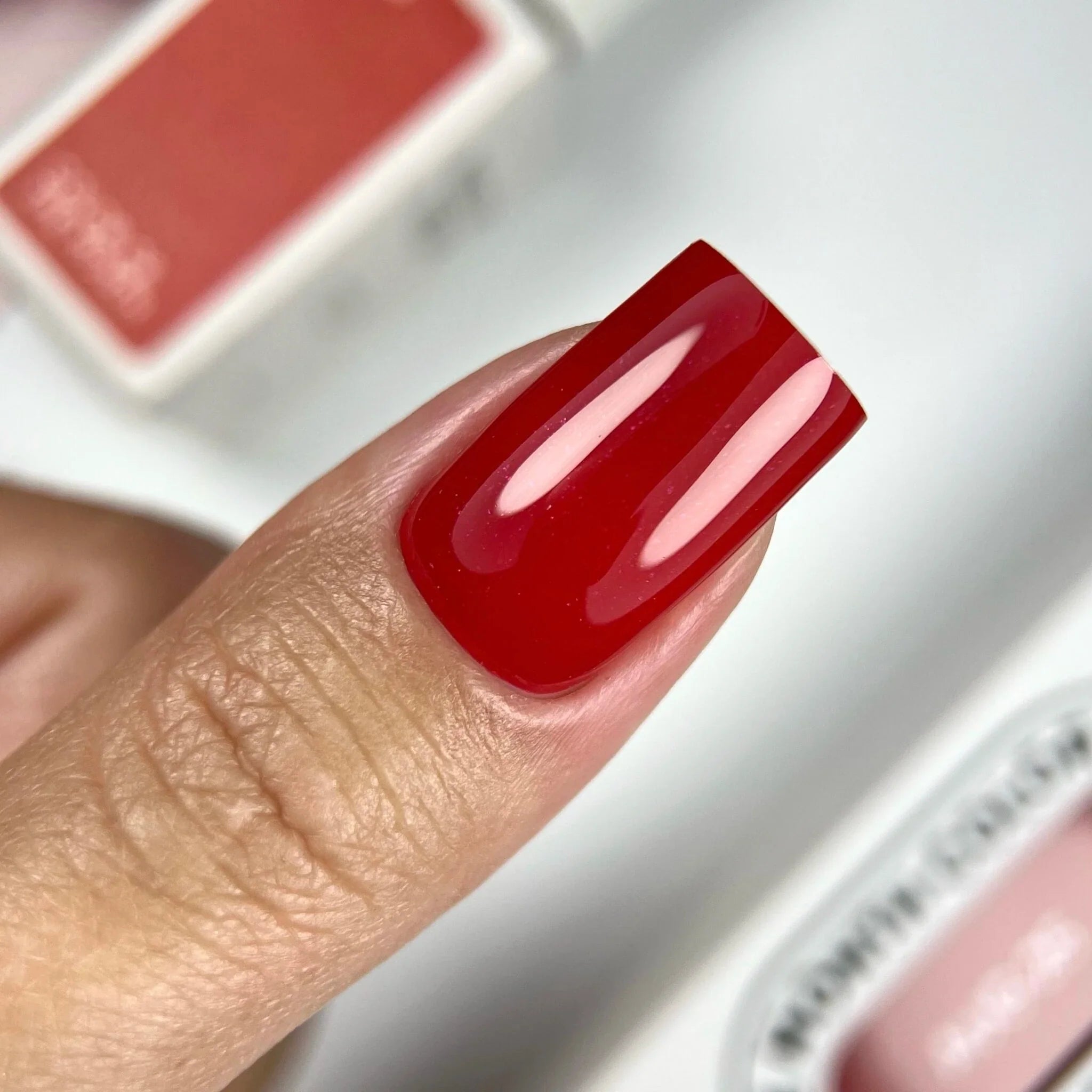 NAILSOFTHEDAY Color del Mes – Agosto 2025
Kalyna – rojo intenso de viburno con destellos rosas finos. Cubre perfectamente en una sola capa. 10 ml.