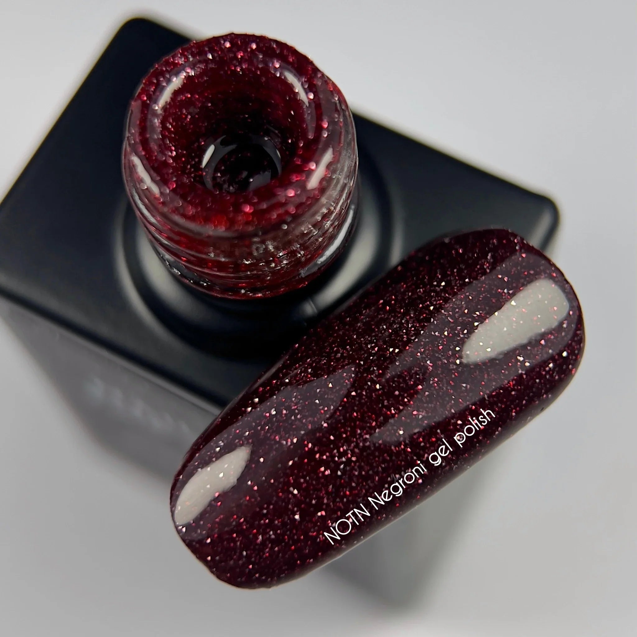 NAILSOFTHENIGHT Negroni gel polish — esmalte semipermanente reflectante  de color burdeos oscuro, 10 ml