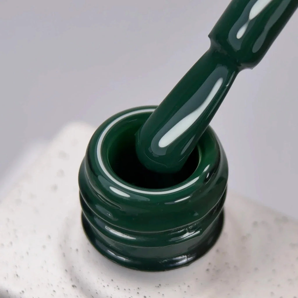 NAILSOFTHEDAY Color del Mes Septiembre 2025 Everroot - 
Un verde profundo e intenso con cobertura total en una sola capa, 10 ml.