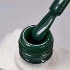 NAILSOFTHEDAY Color del Mes Septiembre 2025 Everroot - 
Un verde profundo e intenso con cobertura total en una sola capa, 10 ml.