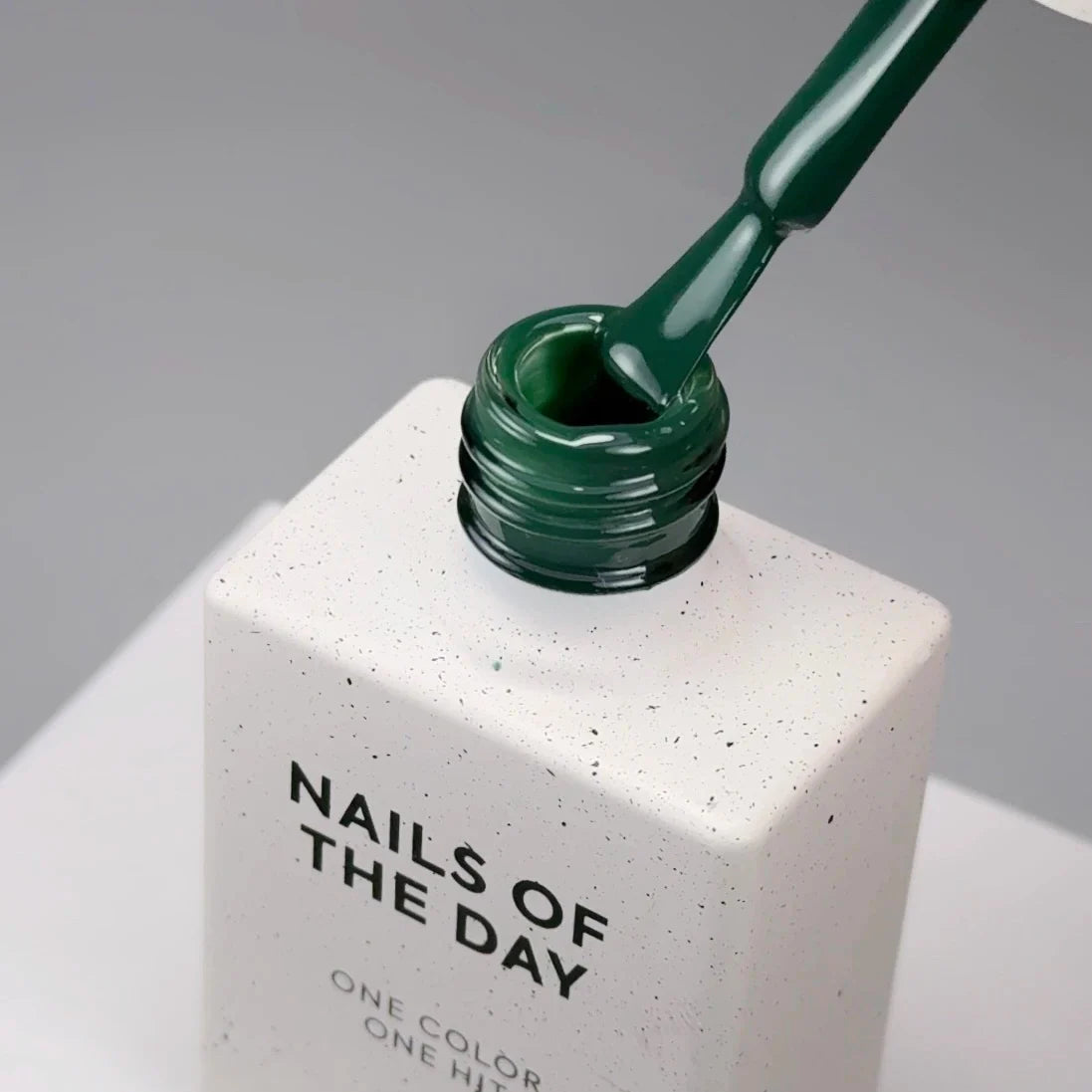 NAILSOFTHEDAY Color del Mes Septiembre 2025 Everroot - 
Un verde profundo e intenso con cobertura total en una sola capa, 10 ml.