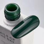 NAILSOFTHEDAY Color del Mes Septiembre 2025 Everroot - 
Un verde profundo e intenso con cobertura total en una sola capa, 10 ml.
