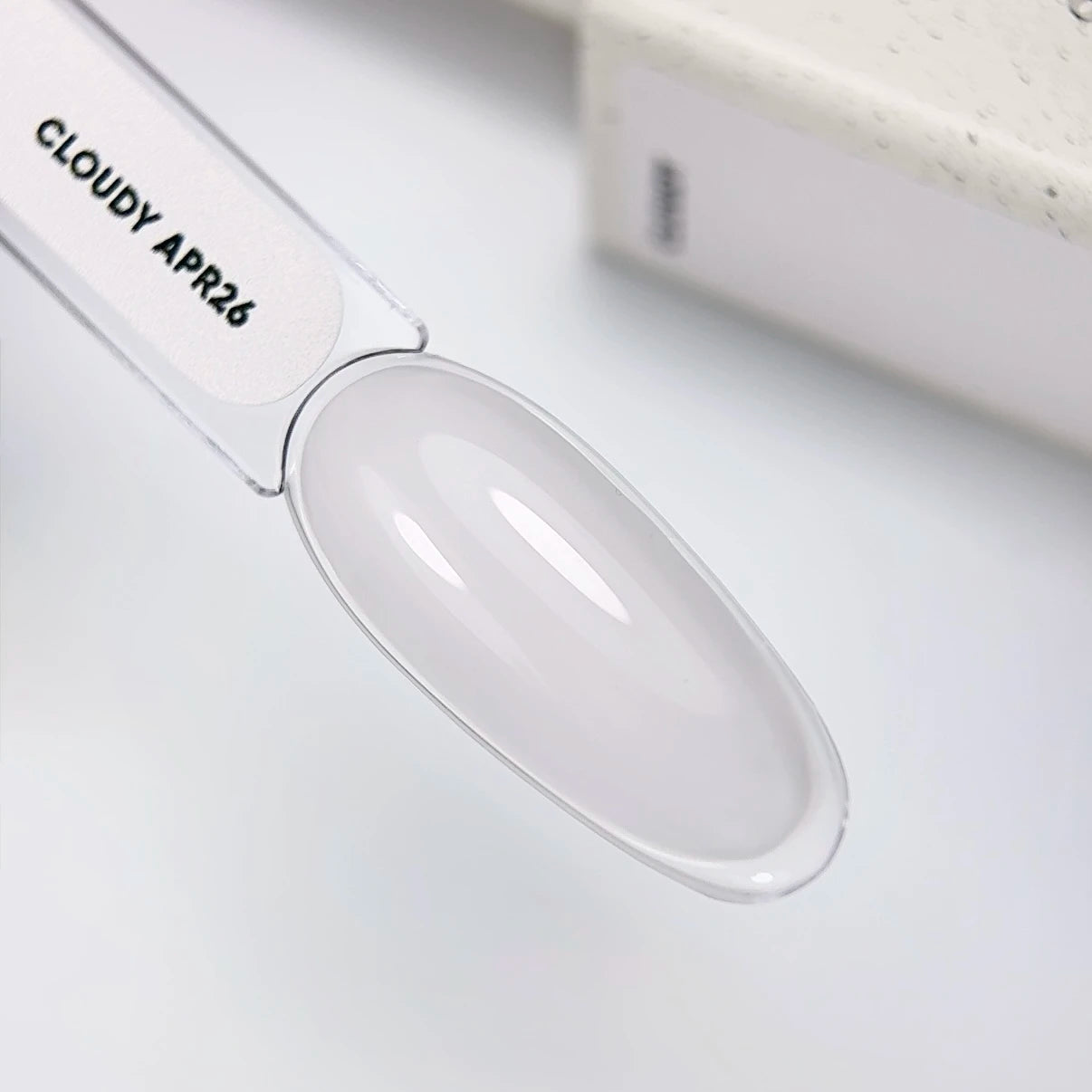 NAILSOFTHEDAY Color del Mes Abril 2026 — Cloudy Blanco lechoso con un delicado velo rosado, cobertura en una capa, 10 ml