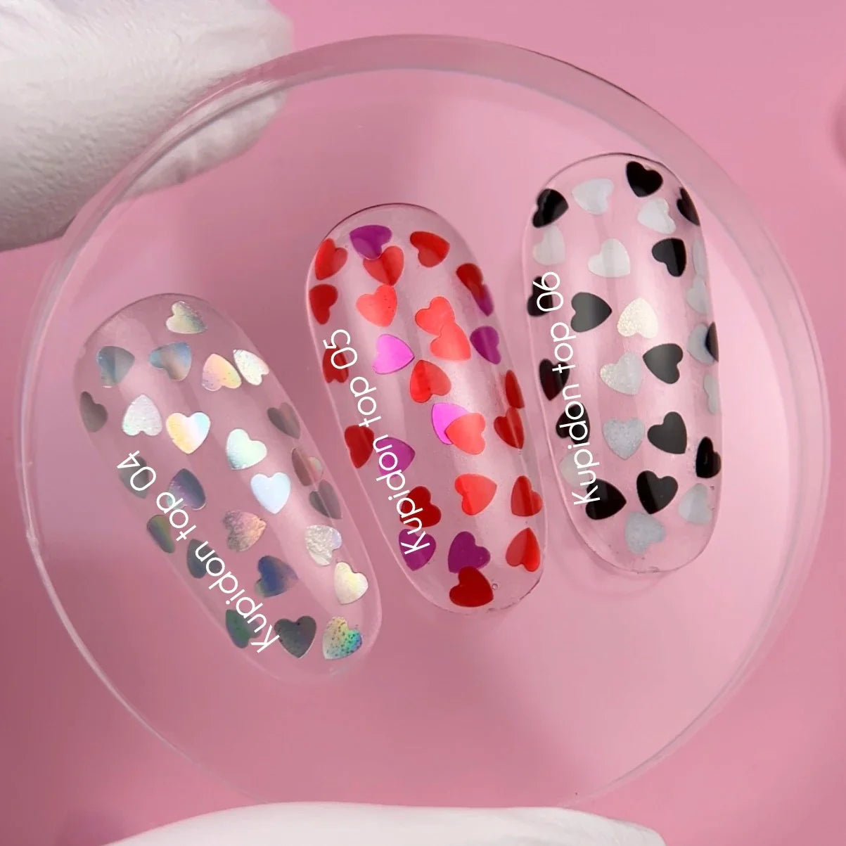 NAILSOFTHEDAY Kupidon Top 04 — top coat con corazones holográficos, sin capa pegajosa, 10 ml.