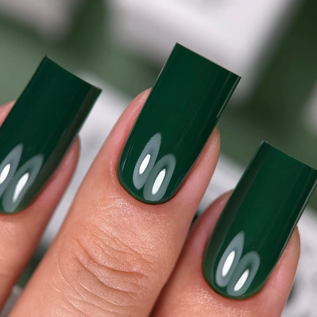 NAILSOFTHEDAY Color del Mes Septiembre 2025 Everroot - 
Un verde profundo e intenso con cobertura total en una sola capa, 10 ml.