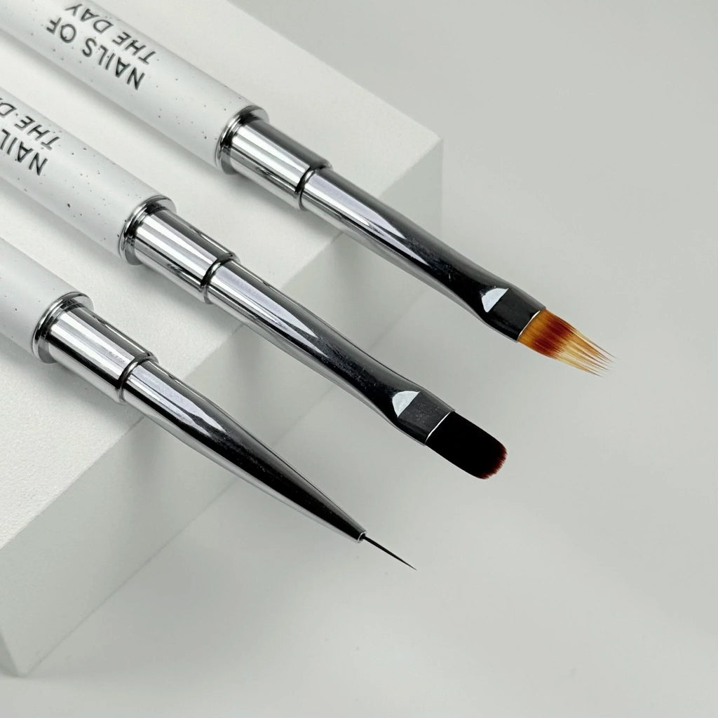 NAILSOFTHEDAY Professional Brush Liner — pincel profesional metálico con tapa, diseñado para trazos finos y detalles, liner de 8 mm.