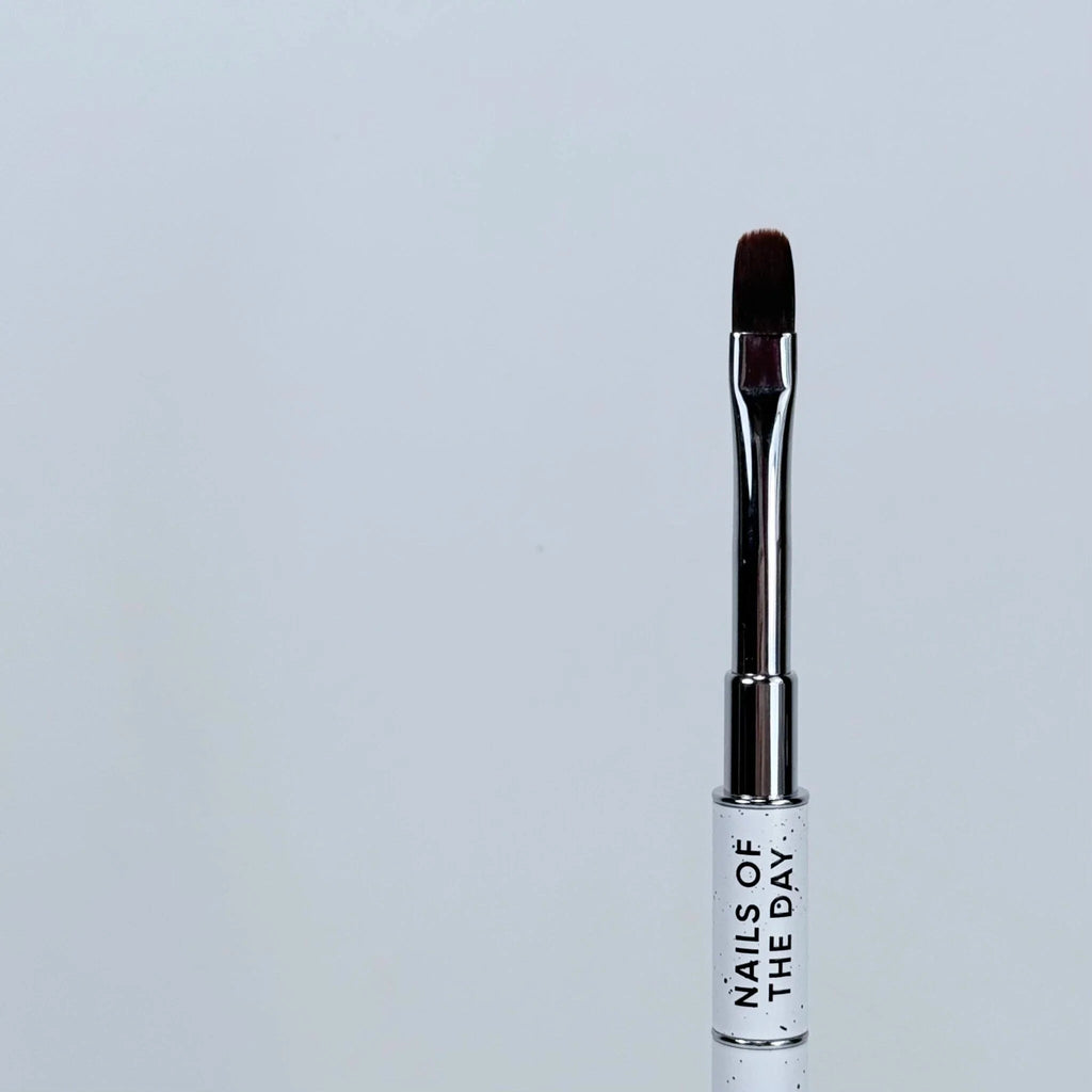 NAILSOFTHEDAY Professional Brush 2-in-1: Liner + Oval — pincel profesional metálico de doble cara con tapas, diseñado para trazos finos y para la aplicación de gel. Liner de 11 mm + óvalo plano de 11 mm.