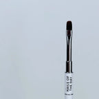 NAILSOFTHEDAY Professional Brush 2-in-1: Liner + Oval — pincel profesional metálico de doble cara con tapas, diseñado para trazos finos y para la aplicación de gel. Liner de 11 mm + óvalo plano de 11 mm.
