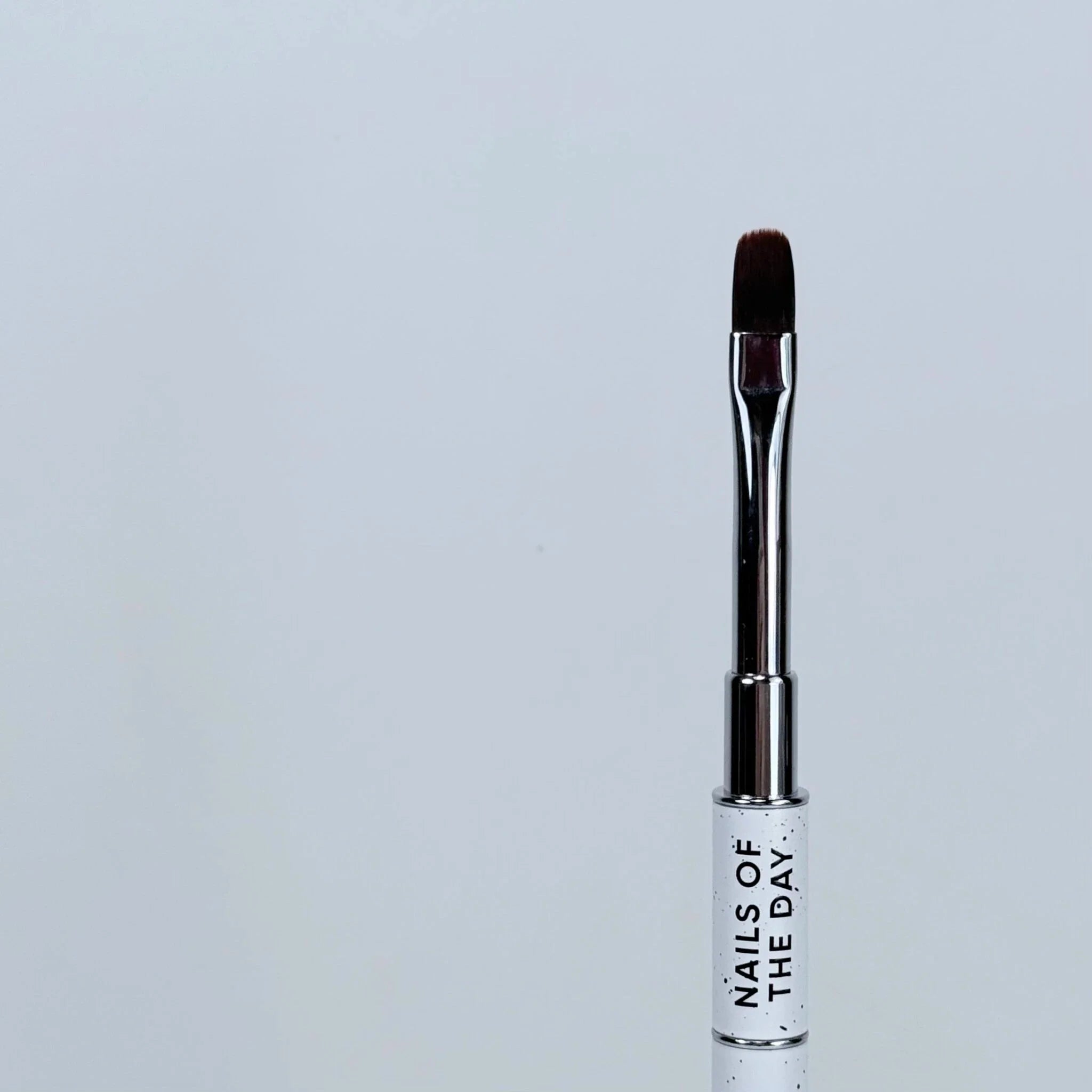 NAILSOFTHEDAY Professional Brush 2-in-1: Liner + Oval — pincel profesional metálico de doble cara con tapas, diseñado para trazos finos y para la aplicación de gel. Liner de 11 mm + óvalo plano de 11 mm.
