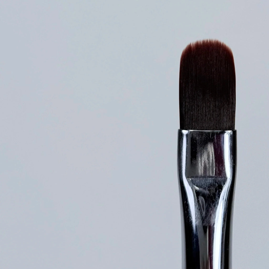 NAILSOFTHEDAY Professional Brush 2-in-1: Liner + Oval — pincel profesional metálico de doble cara con tapas, diseñado para trazos finos y para la aplicación de gel. Liner de 11 mm + óvalo plano de 11 mm.