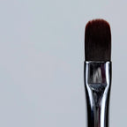 NAILSOFTHEDAY Professional Brush 2-in-1: Liner + Oval — pincel profesional metálico de doble cara con tapas, diseñado para trazos finos y para la aplicación de gel. Liner de 11 mm + óvalo plano de 11 mm.