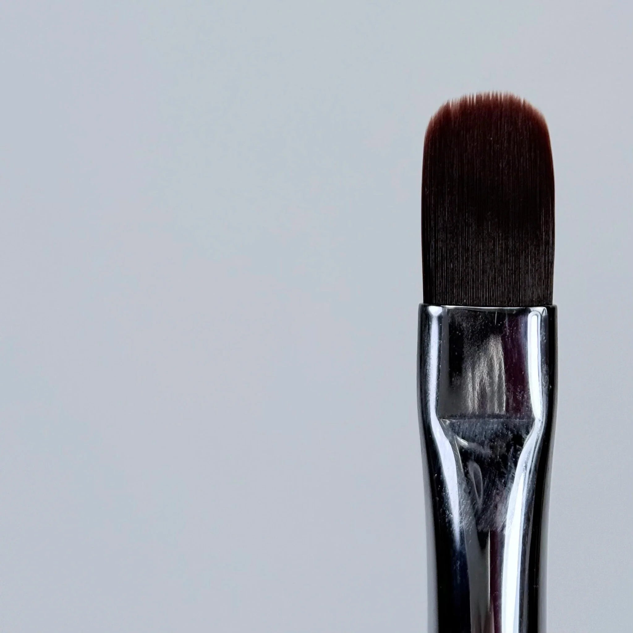 NAILSOFTHEDAY Professional Brush 2-in-1: Liner + Oval — pincel profesional metálico de doble cara con tapas, diseñado para trazos finos y para la aplicación de gel. Liner de 11 mm + óvalo plano de 11 mm.