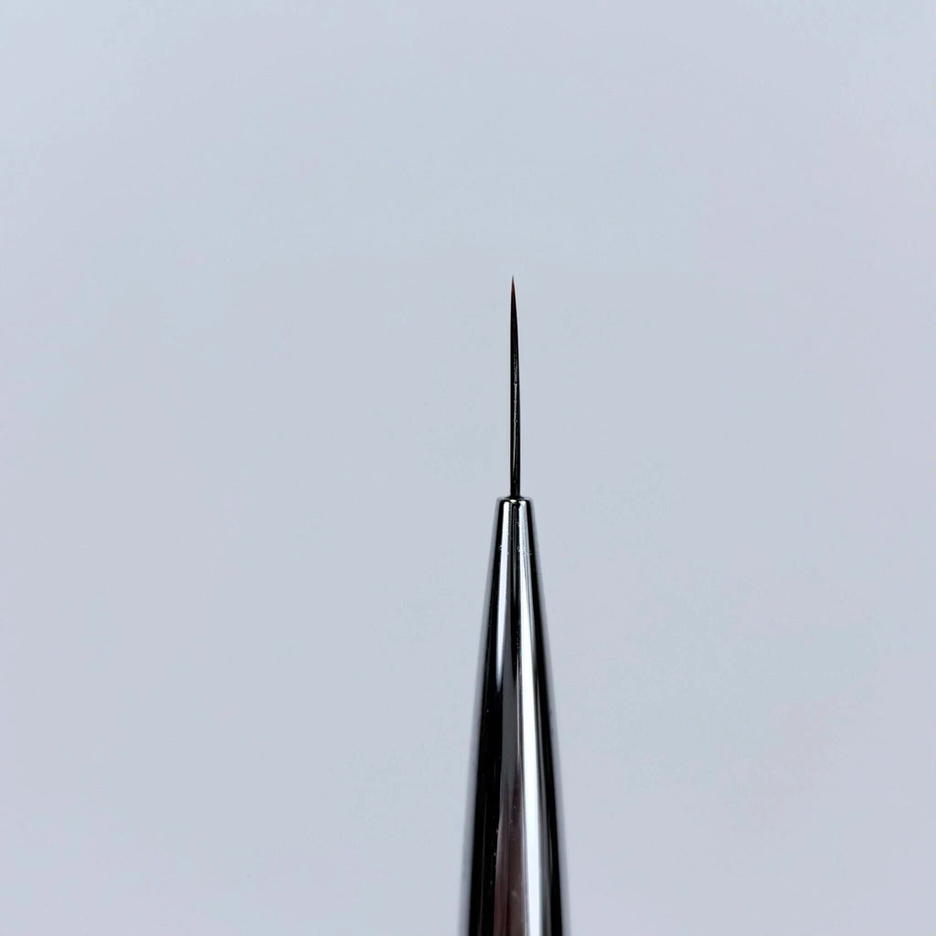 NAILSOFTHEDAY Professional Brush 2-in-1: Liner + Oval — pincel profesional metálico de doble cara con tapas, diseñado para trazos finos y para la aplicación de gel. Liner de 11 mm + óvalo plano de 11 mm.
