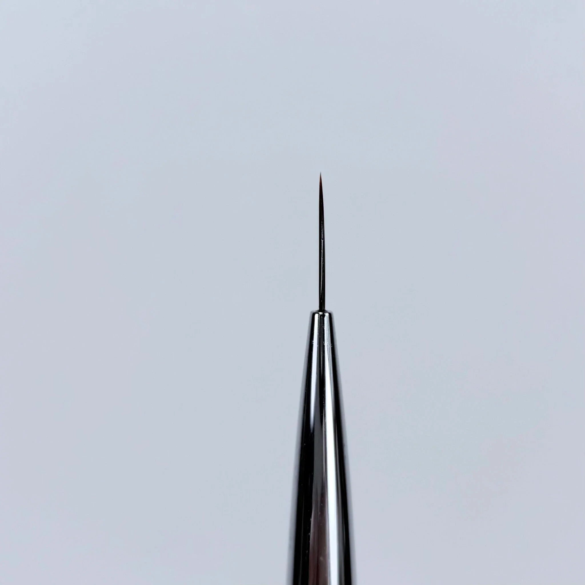 NAILSOFTHEDAY Professional Brush 2-in-1: Liner + Oval — pincel profesional metálico de doble cara con tapas, diseñado para trazos finos y para la aplicación de gel. Liner de 11 mm + óvalo plano de 11 mm.