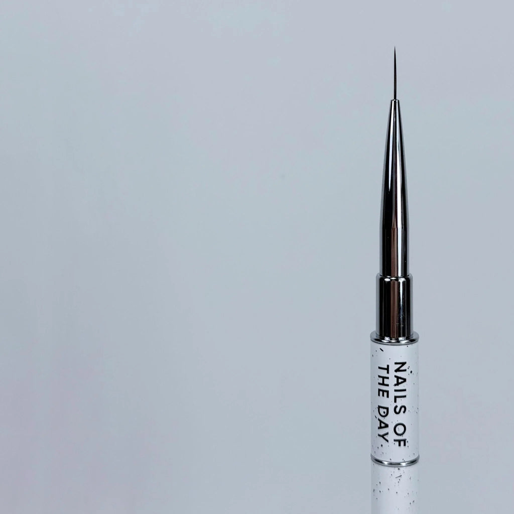 NAILSOFTHEDAY Professional Brush 2-in-1: Liner + Oval — pincel profesional metálico de doble cara con tapas, diseñado para trazos finos y para la aplicación de gel. Liner de 11 mm + óvalo plano de 11 mm.