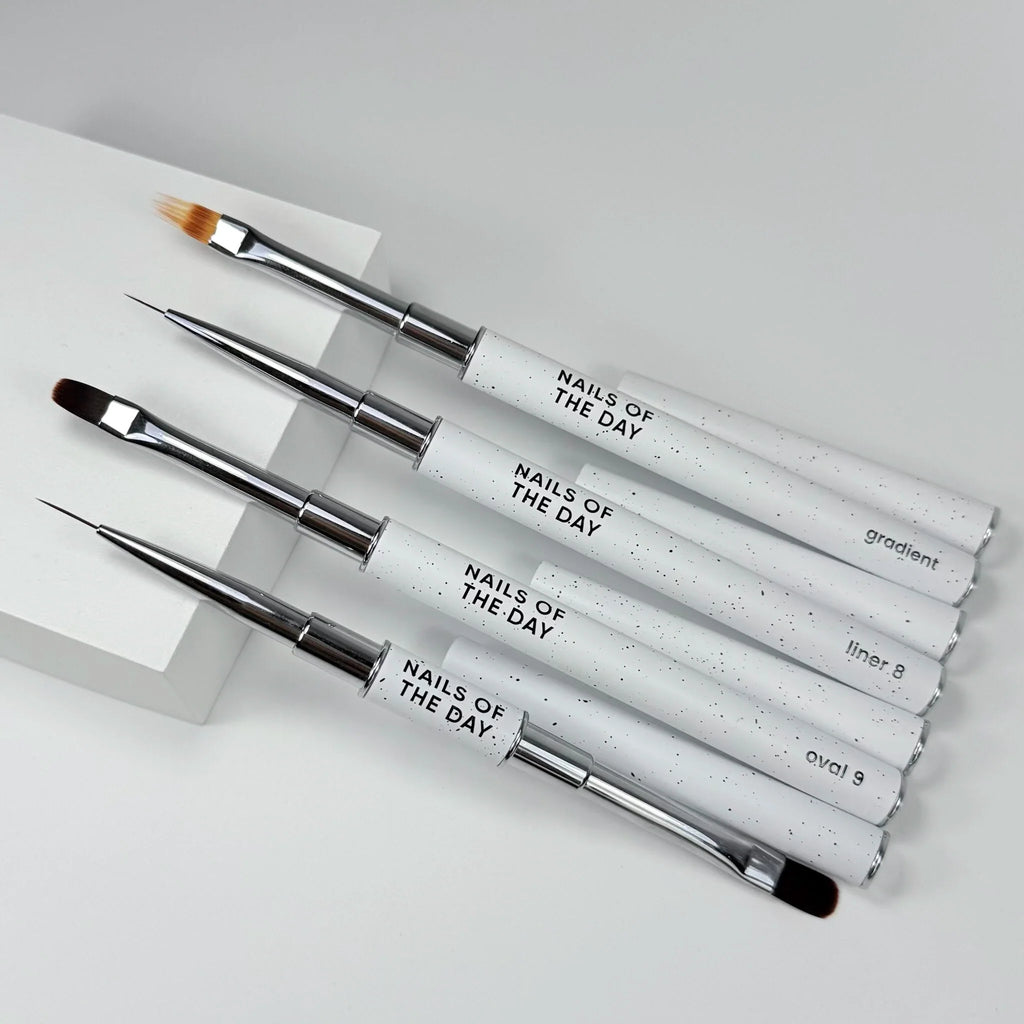 NAILSOFTHEDAY Professional Brush 2-in-1: Liner + Oval — pincel profesional metálico de doble cara con tapas, diseñado para trazos finos y para la aplicación de gel. Liner de 11 mm + óvalo plano de 11 mm.
