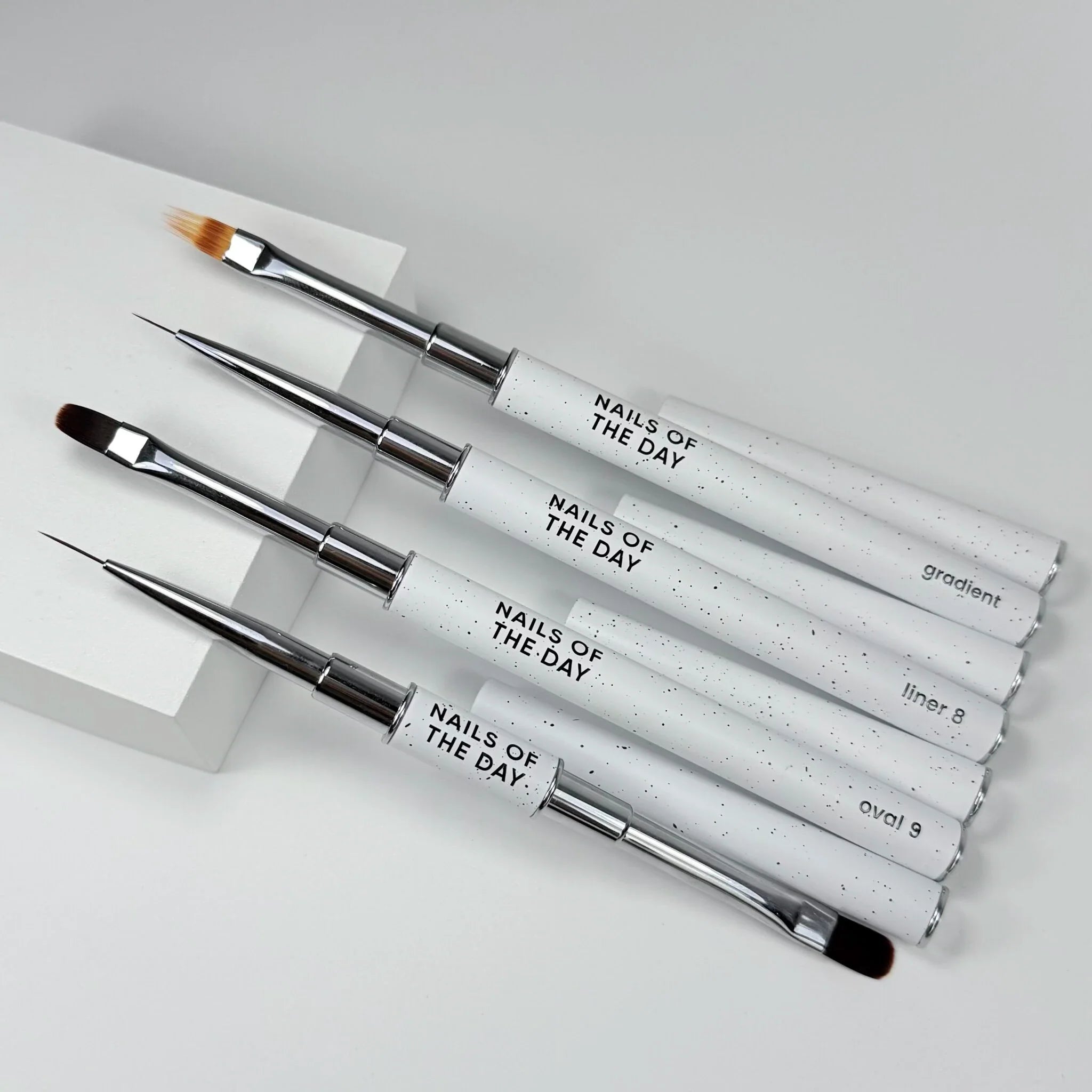 NAILSOFTHEDAY Professional Brush 2-in-1: Liner + Oval — pincel profesional metálico de doble cara con tapas, diseñado para trazos finos y para la aplicación de gel. Liner de 11 mm + óvalo plano de 11 mm.