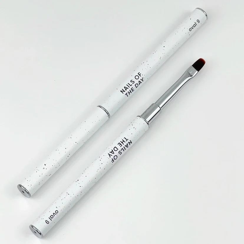 NAILSOFTHEDAY Professional Brush Oval — pincel profesional metálico con tapa, diseñado para la aplicación de gel, forma ovalada plana, 9 mm.